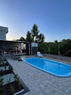 Casa Ecológica 7 - Condomínio localizado a 2km das Praias, com 3 quartos equipados com ar-condicionado, Piscina e Área Gourmet
